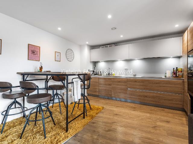 Apartment for rent in Summerstown, Greater London