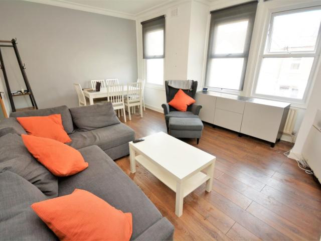 Apartment for rent in London Borough of Merton, Collier's Wood