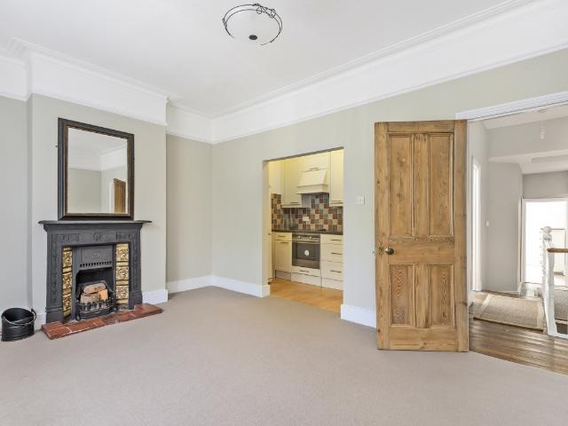 Apartment for rent in Summerstown, Greater London