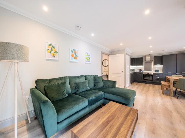 Apartment for rent in Summerstown, Greater London