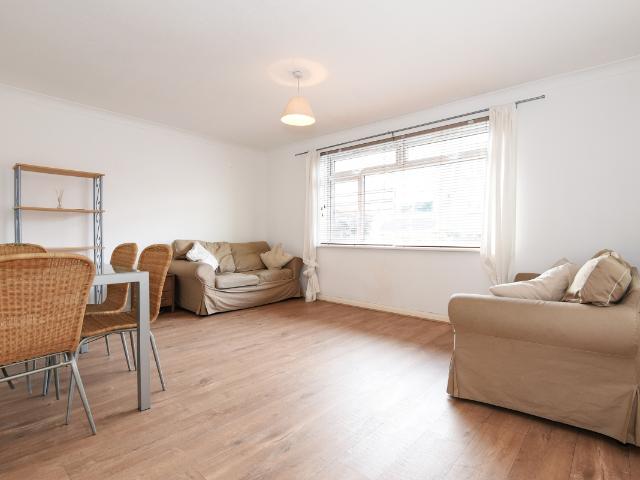 Apartment for rent in London Borough of Merton, Raynes Park