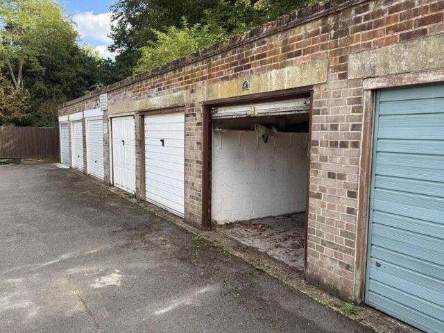 Apartment for sale in Cat Hill, England
