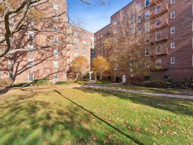 Apartment for sale in Queens, Arverne
