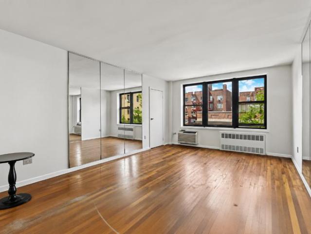 Apartment for sale in Queens, Arverne
