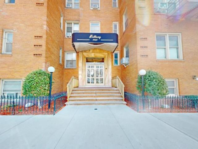 Apartment for sale in Arverne, New York