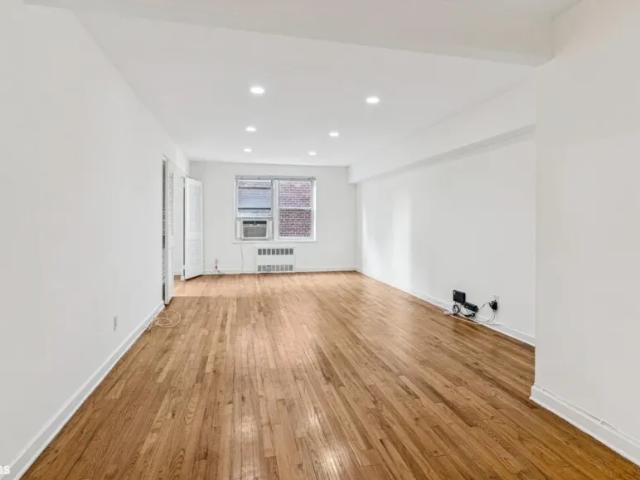 Apartment for sale in Queens, Arverne
