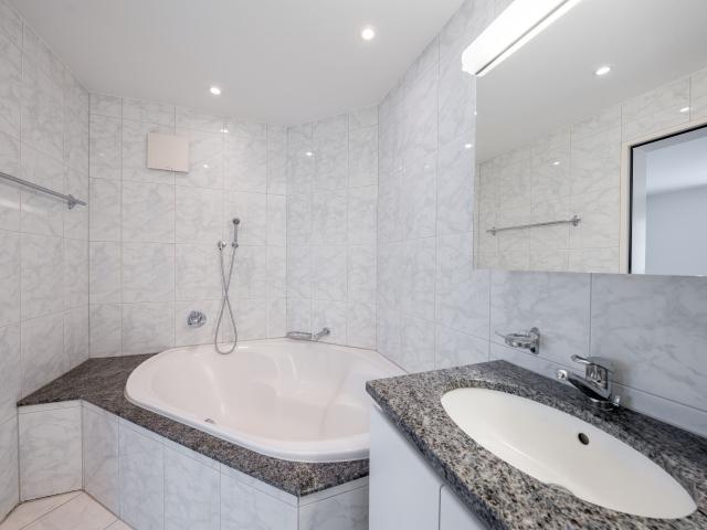 Apartment kaufen in Einigen, Zürich