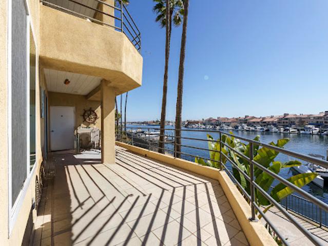Apartment for sale in Huntington Beach, California