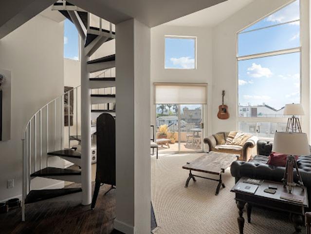 Apartment for sale in Canoga Park, California
