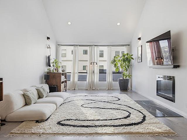 Apartment for sale in Canoga Park, California
