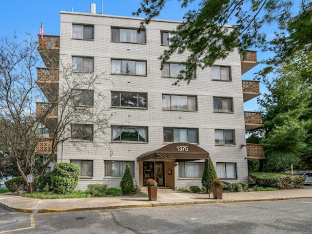 Apartment for sale in Edgewater, New Jersey