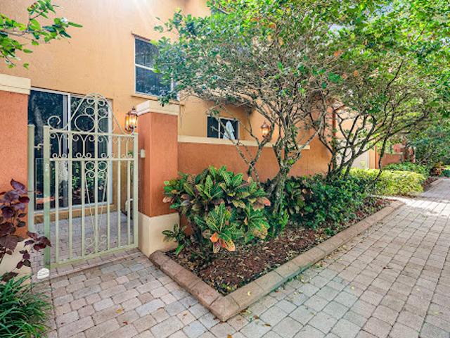 Apartment for sale in Dania, Florida