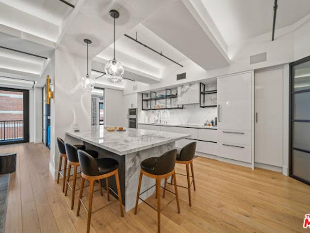 Apartment for sale in Canoga Park, California
