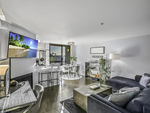 Apartment for sale in Canoga Park, California