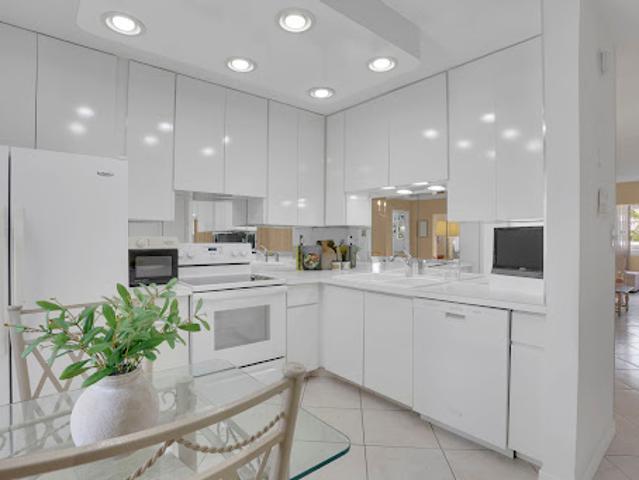Apartment for sale in Hallandale, Florida