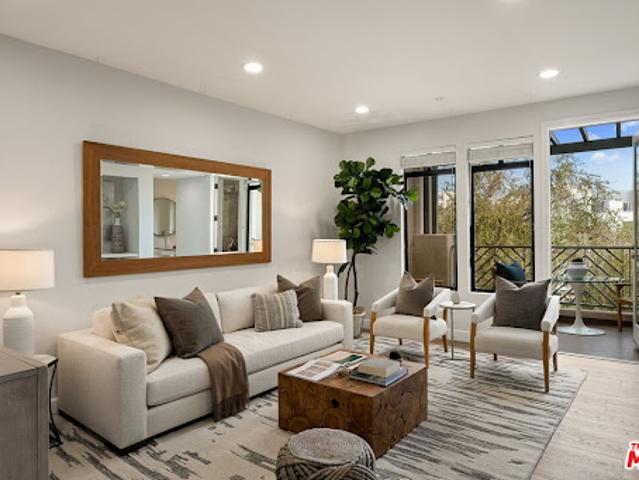 Apartment for sale in Canoga Park, California