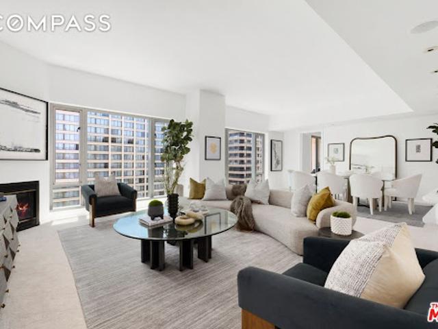 Apartment for sale in Canoga Park, California