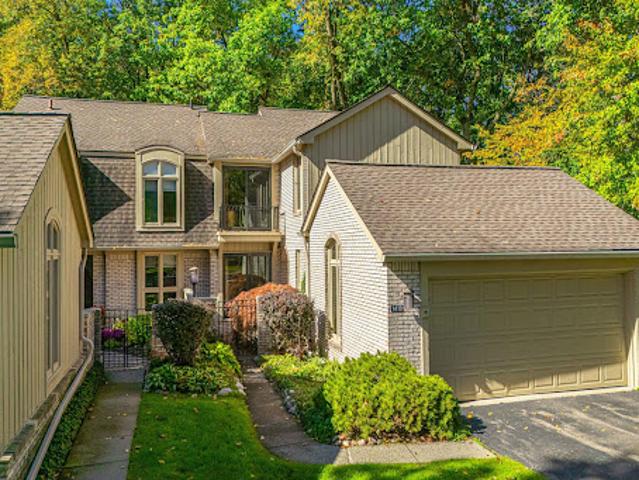 Apartment for sale in Bloomfield Hills, Oakland County