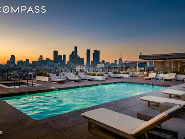 Apartment for sale in Canoga Park, California