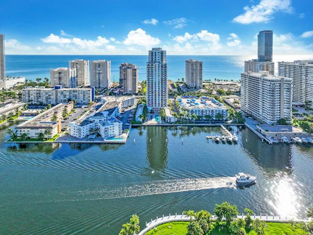 Apartment for sale in Hallandale, Florida