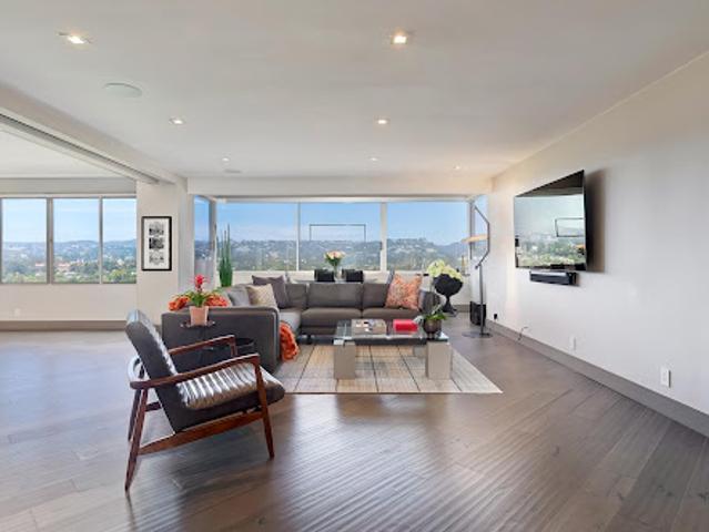 Apartment for sale in Canoga Park, California