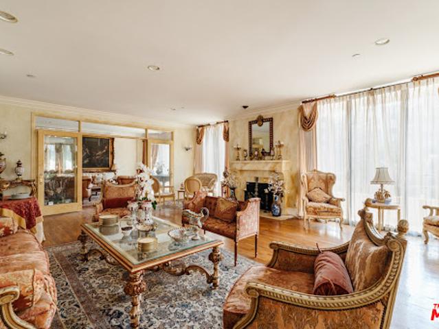 Apartment for sale in Canoga Park, California