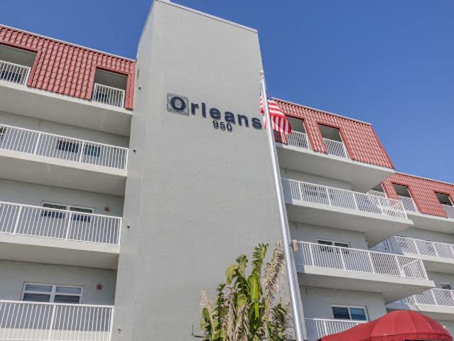 Apartment for sale in Canoga Park, California