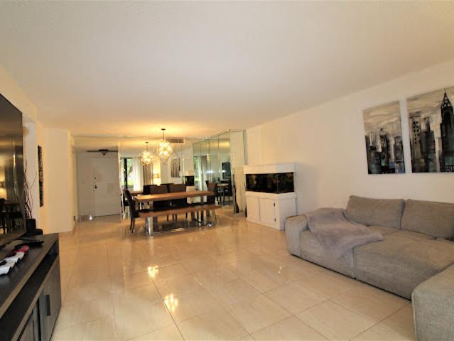 Apartment for sale in Hallandale, Florida