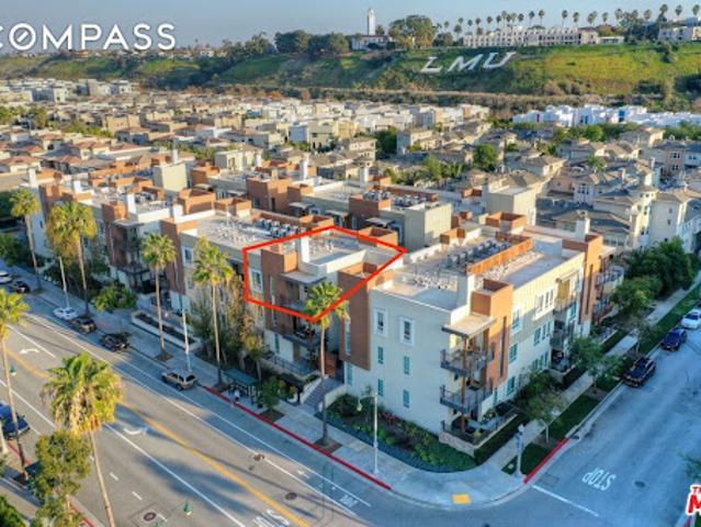 Apartment for sale in Canoga Park, California