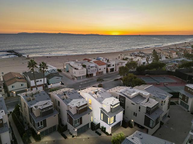 Apartment for sale in Newport Beach, California