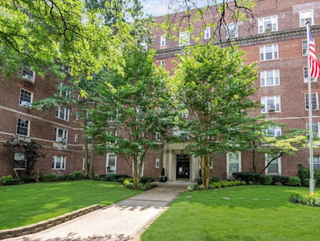 Apartment for sale in Forest Hills Apartment for sale in Forest Hills