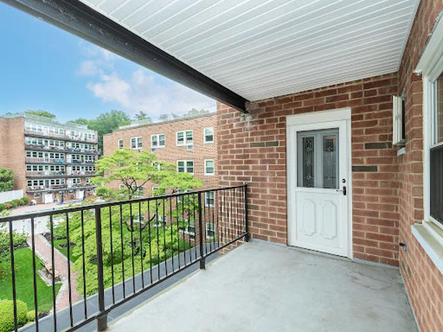 Apartment for sale in Glen Cove