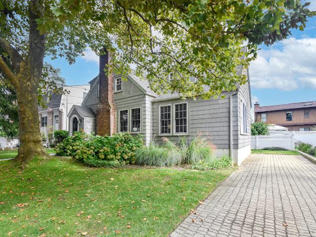Apartment for sale in Port Washington