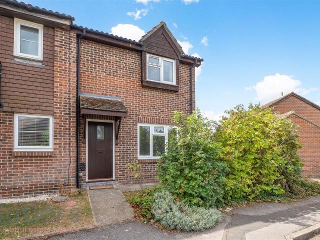 Apartment for rent in Roundshaw, Greater London
