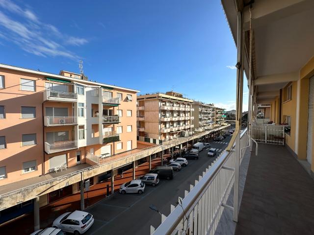 Appartamento in affitto a Centro Est, Serra Riccò