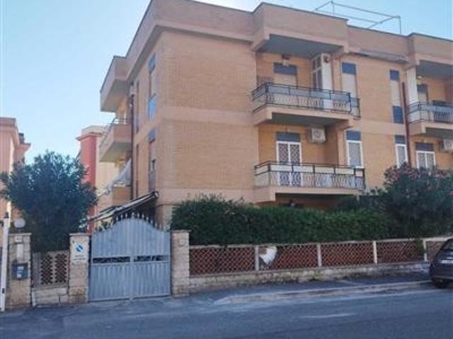 Appartamento in vendita a Pomezia, Roma Capitale