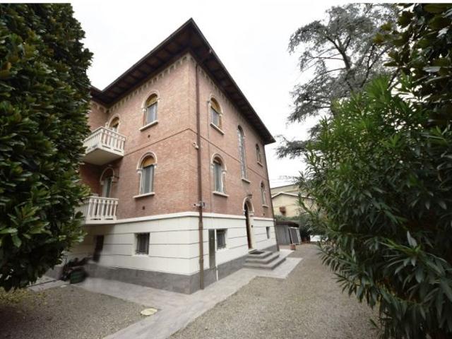 Pentalocale in vendita a Modena