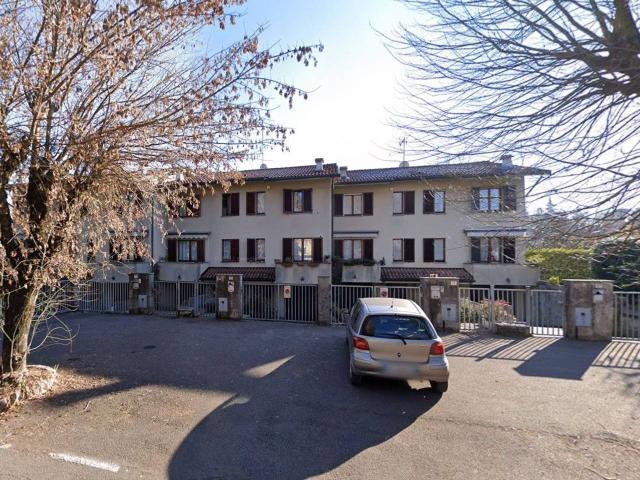 Appartamento in affitto a Barlassina, Monza e della Brianza