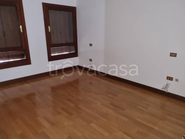 Appartamento in affitto a Pilastroni, Bassano Del Grappa