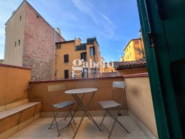 Appartamento in affitto a Santo Stefano, Bologna