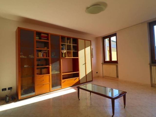Appartamento in affitto a Buscate, Milano