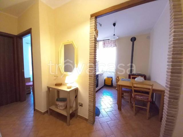 Appartamento in affitto a Capodimonte, Lazio