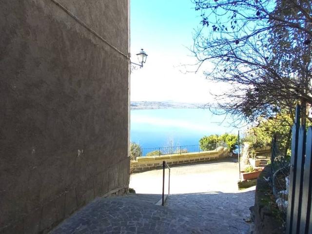Appartamento in affitto a Capodimonte, Lazio
