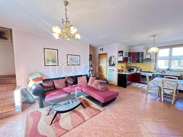 Appartamento in affitto a Colico, Lombardia