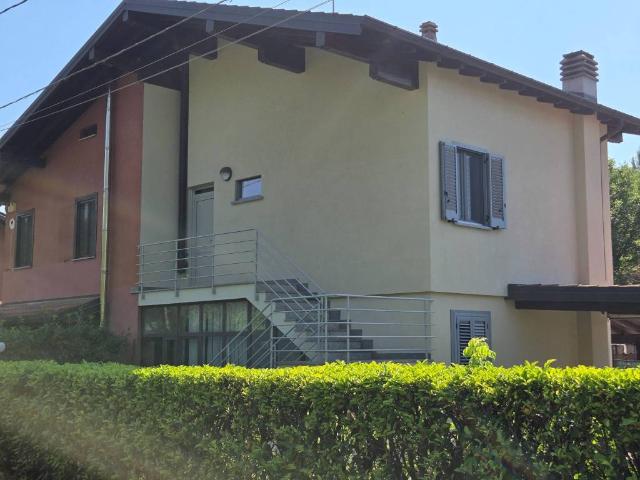 Appartamento in affitto a Comabbio, Lombardia