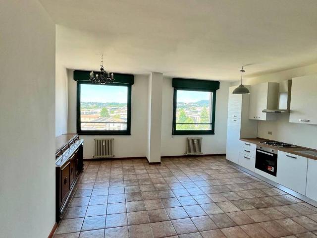 Appartamento in affitto a Como, Lombardia