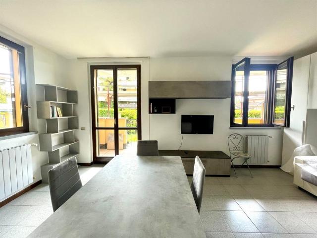 Appartamento in affitto a Daverio, Lombardia