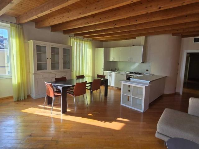 Appartamento in affitto a Desenzano Del Garda, Lombardia