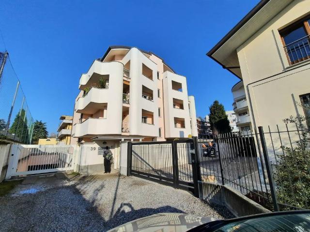 Appartamento in affitto a Oltresempione, Legnano