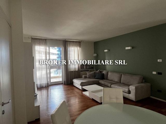 Appartamento in affitto a Municipio 9, Milano